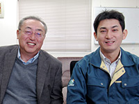 社長の鍛冶一雄さん(左)と、みなみ店店長の鍛冶隆史さん。
