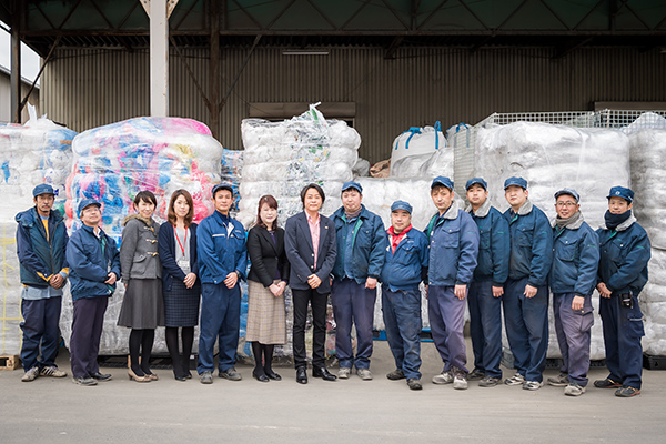 取材にご協力いただいた株式会社 岩井化成の皆さんと記念撮影