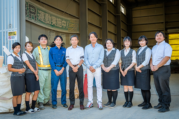 取材にご協力いただいた株式会社エコワスプラントの皆さんと記念撮影