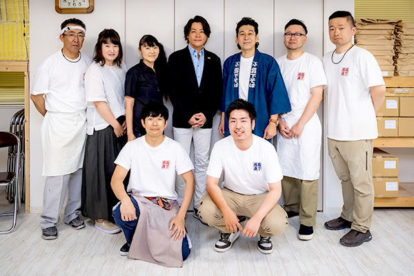 取材にご協力いただいた株式会社 霧下そば本家の皆さんと記念撮影