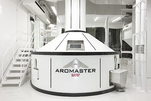 これまでなかった「スチーム+熱風」の焙煎技術を実現した「アロマスター」。