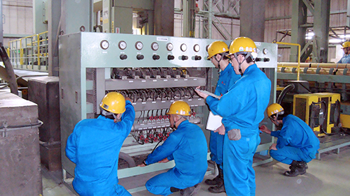 CO2削減活動チーム「低燃費八潮」による設備チェックの様子