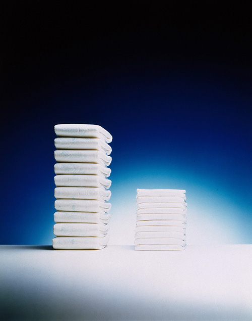 紙おむつの厚さは20年前に比べ60%削減