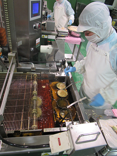 かき揚げは人の手で一つひとつ揚げる