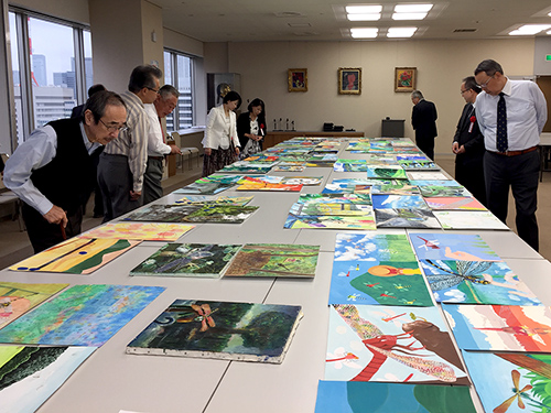 絵画コンクールの最終審査会の様子