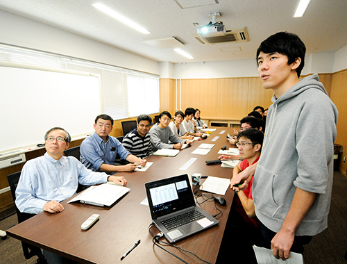 松田教授のゼミから。持続可能な生態管理策について議論しているところ。