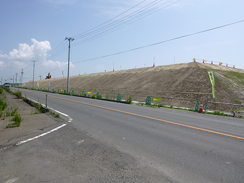 津波を防ぐためのかさ上げ道路の整備も着実に進んでいる。