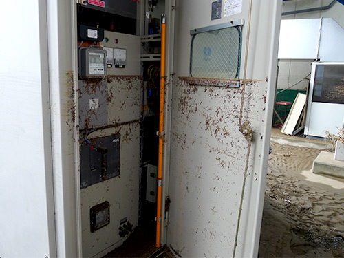 退水直後の工場内の様子とキュービクル。