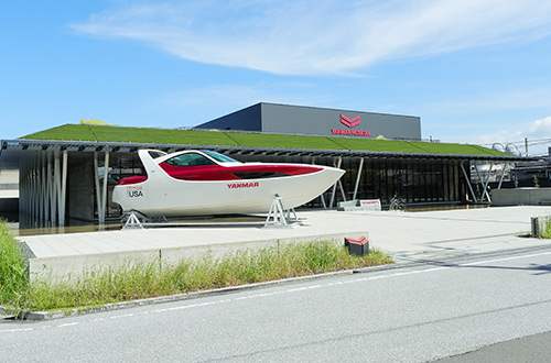 ヤンマーミュージアムの正面入口から見た外観